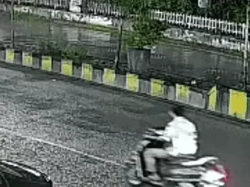 कोरबा: तेज रफ्तार बाइक कार से टकराई, युवक डिवाइडर पार गिरा, हादसा CCTV में कैद, युवक स्कूटी से भी टकराया, इलाज जारी
