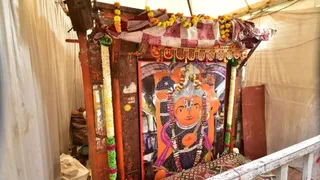 उज्जैन के खड़े हनुमान मंदिर में आधी रात पहुंची तकनीकी टीम, मापी मूर्ति की गहराई
