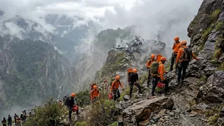 बदरीनाथ से देहरादून आ रहा हेलीकॉप्टर क्रैश, पायलट समेत 6 लोग थे सवार